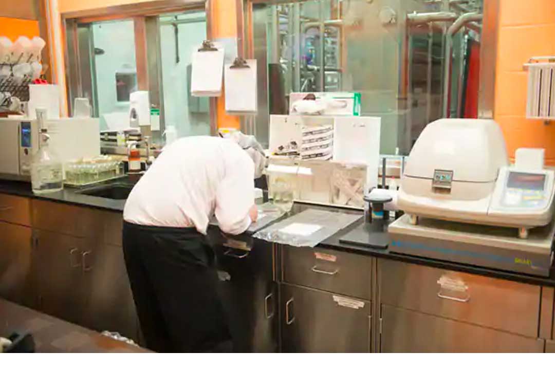 Een kwaliteitsborgingstechnicus