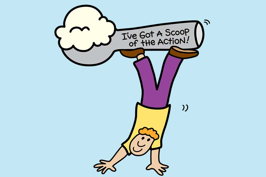 Man doet handstand terwijl hij een bolletje ijs vasthoudt met zijn benen