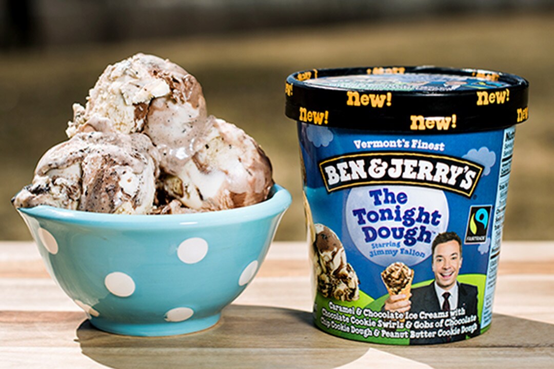 Een schaal met The Tonight Dough naast een beker