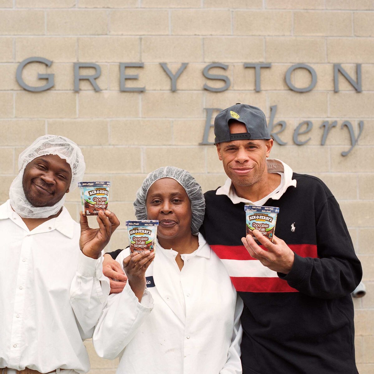 Werknemers van de Greyston Bakery met ijsbekers van Ben & Jerry's